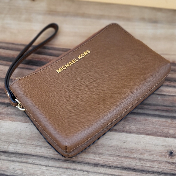 Michael Kors Handbags - Michael Kors Double Zip Brown Wristlet, Like New Condition